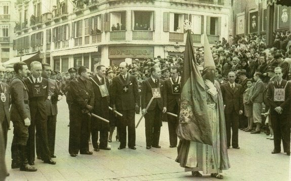 Enrique Navarro Torres, junto a otros hermanos mayores,  representando a la Agrupación de Cofradías en la procesión del Resucitado.  