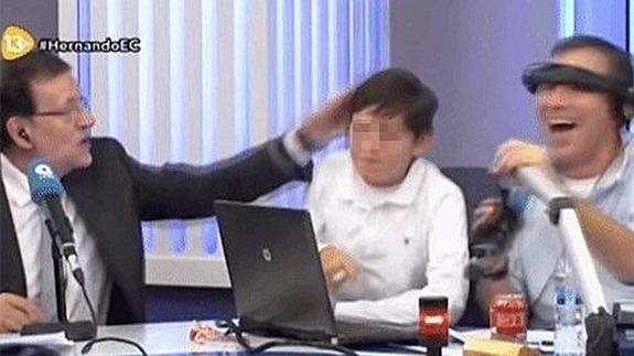 Rajoy da una colleja a su hijo en el programa de Paco González
