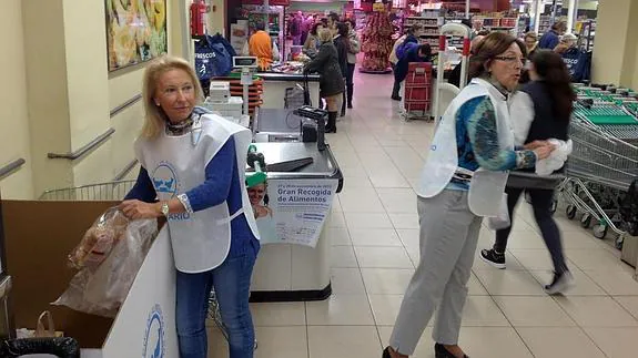Voluntarias, esta mañana, en un supermercado de la capital.