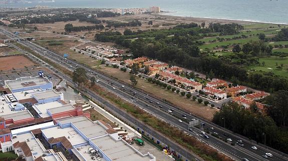 Vista aérea de Plaza Mayor Guadalmar y el Parador de Golf (archivo). 
