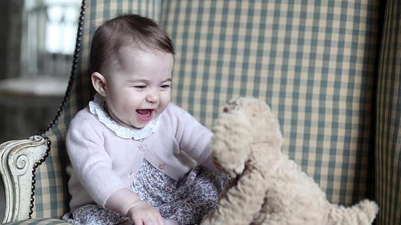 La niña posa sonriente para su madre en su residencia de Amber Hill.