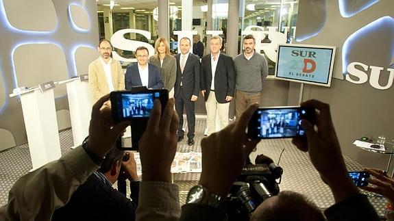 Los candidatos, con el director de SUR, antes de comenzar el debate.