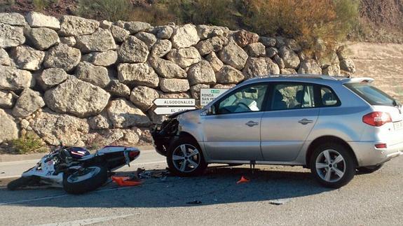 Estado en el que han quedado la moto y el coche implicados en el accidente. 