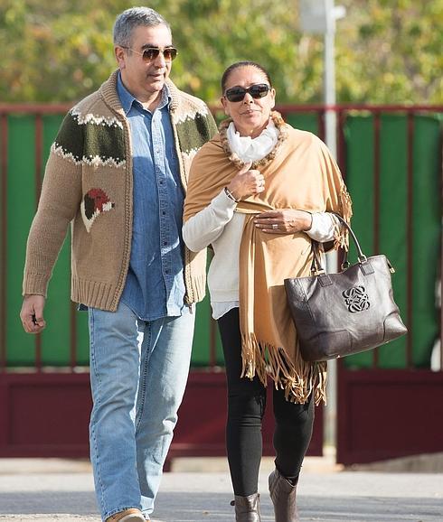 Isabel Pantoja, a su salida esta mañana de la cárcel, acompañada por su hermano. 