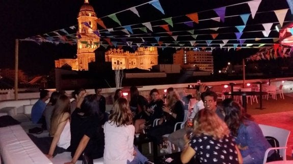 Unos de los intercambios con más tirón es el que organiza Málaga Tándem en la terraza del hotel Room Mate Larios. 