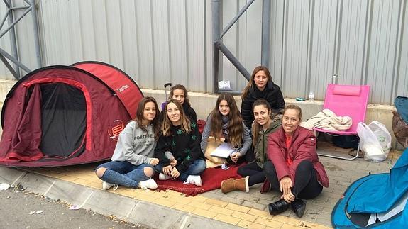 Algunas de las chicas acompañadas de dos madres que ya guardan cola para ver a los Gemeliers.