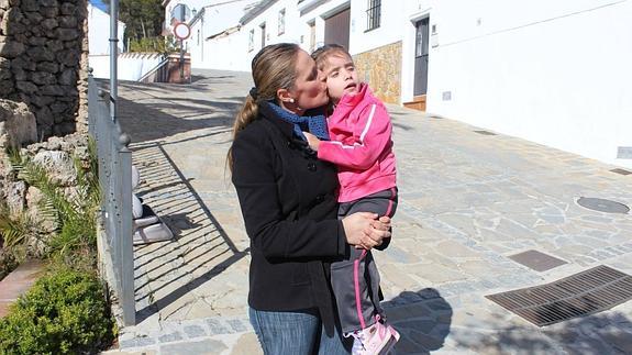 Ropero, tras recoger a Yaiza del colegio al que asiste en Montecorto.