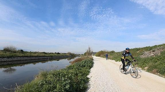 Grava aplicada sobre uno de los caminos junto a los brazos del río que es frecuentado por viandantes y ciclista