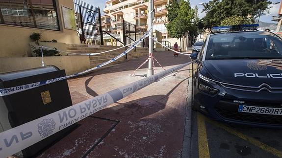 Zona acotada por la Policía Nacional donde un hombre ha muerto como consecuencia de una agresión con arma blanca.