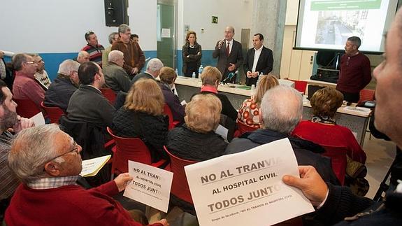 Un momento de la reunión mantenida con los vecinos.