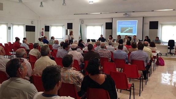 Una de las reuniones previas a la constitución de las comunidades de regantes.