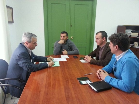 Reunión del equipo de gobierno con el director de la Unidad de Gestión del centro de salud de Sabinillas.