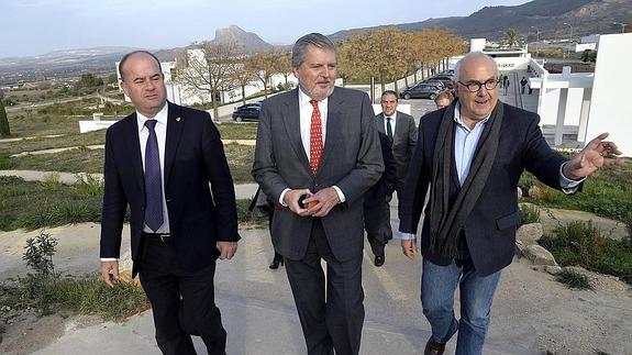 El alcalde, Manuel Barón (i), el ministro, Íñigo Méndez de Vigo, y el director del Conjunto Arqueológico Dólmenes de Antequera, Bartolomé Ruiz, hoy en la visita. 