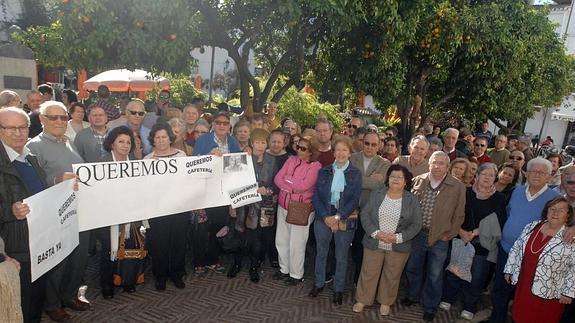 Más de un centenar de usuarios del centro Encarna Cantero, ayer, en la plaza de los Naranjos. 