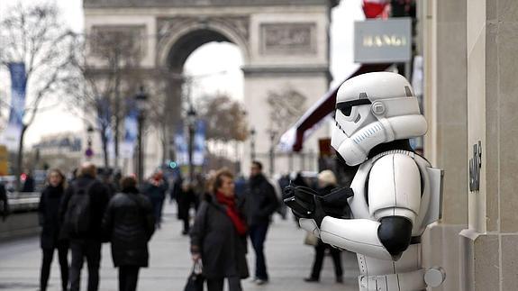 Un soldado de las tropas 'vigila' en los Campos Elíseos de París. 