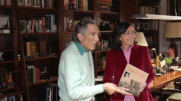 Antonio Gala hace entrega de uno de los ejemplares a la consejera de Cultura, Rosa Aguilar. 