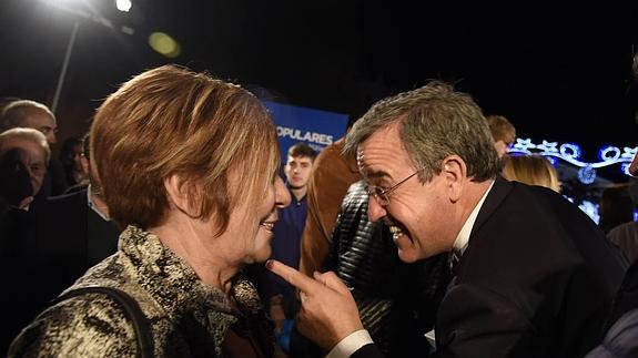 José María García Urbano se dirige a la número dos de su lista, Celia Villalobos, anoche.