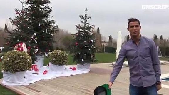 Cristiano Ronaldo en el jardín de su casa. 