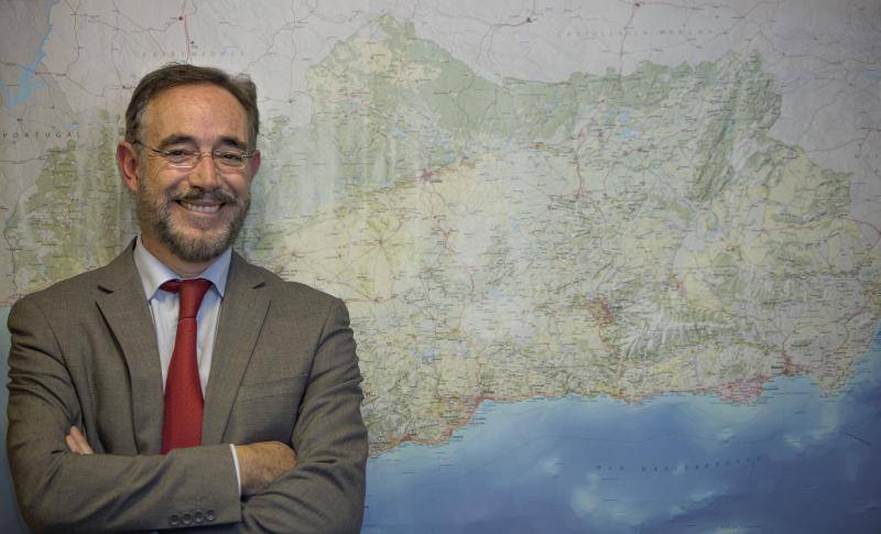 El consejero de Fomento de la Junta de Andalucía, Felipe en su despacho en la sede de la Consejería en Sevilla.