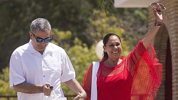 Isabel Pantoja, junto a su hermano, en una imagen de archivo de su salida de la cárcel. 