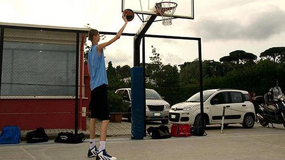 Un adolescente de récord: tiene 15 años y ya mide más que cualquier jugador de la NBA: ¡2,29!