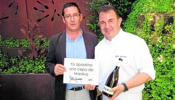 Argimiro Martínez y Martín Berasategui en el momento del apadrinamiento de una cepa.