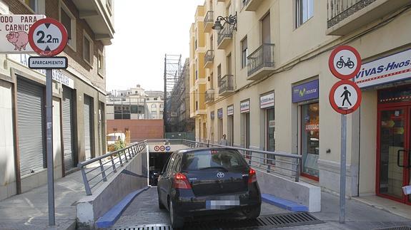 Uno de los accesos al aparcamiento de calle Camas.