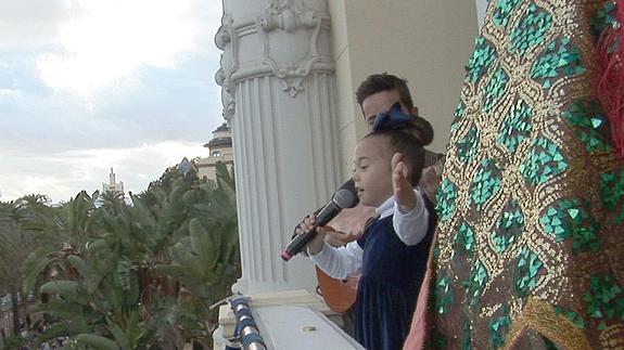 La impresionante voz de Indara da salida a la Cabalgata de los Reyes Magos en Málaga