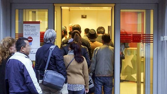 Grupo de personas en una oficina de empleo (archivo).