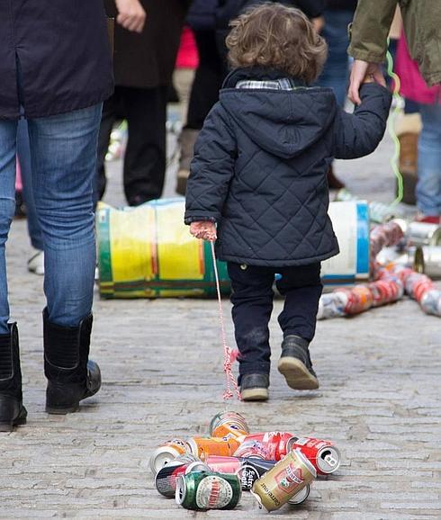 Una niña arrastrando latas hoy.