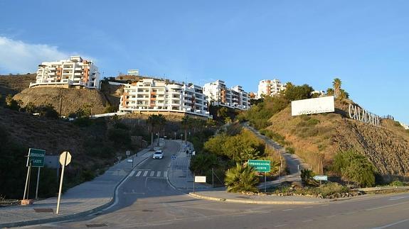 Acceso principal a la urbanización Calaceite, construida por el grupo hotelero e inmobiliario El Fuerte. 