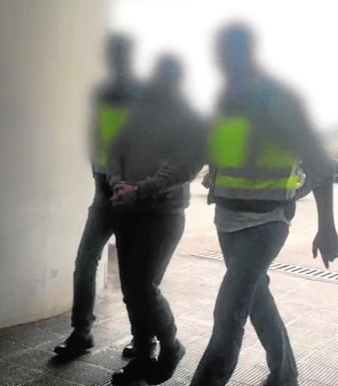 Un momento de la detención del presunto autor material. 