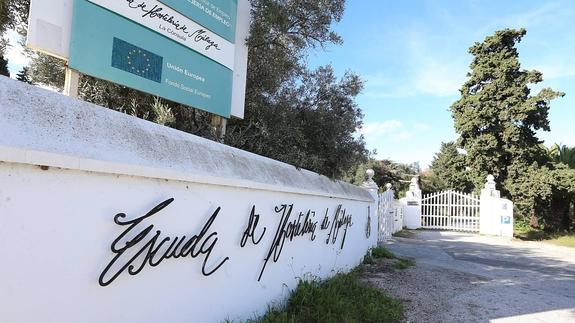 La escuela de hostelería de Málaga, situada en Churriana, con la puerta de acceso al fondo cerrada