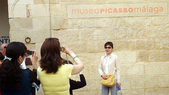 Turistas asiática inmortaliza su paso por el Museo Picasso Málaga.