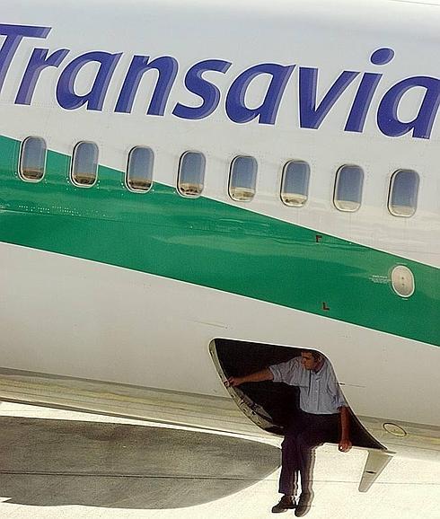 Un avión de Transavia es revisado por on operario en el aeropuerto de Málaga