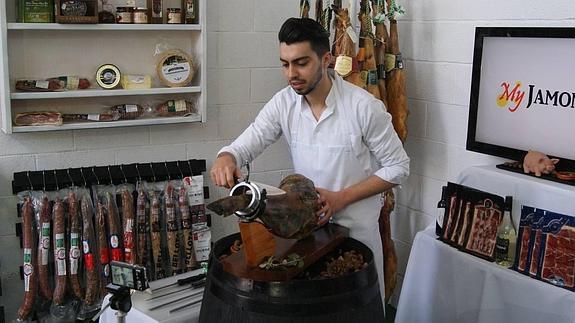 El cortador en las instalaciones de la empresa en Ronda. 