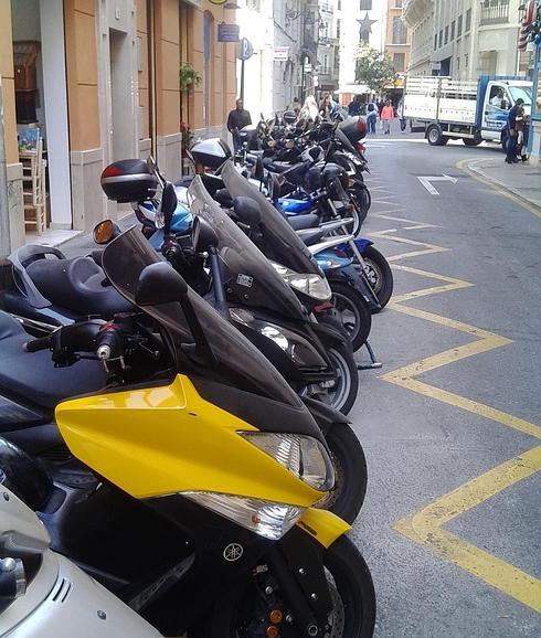 La calle Sebastián Souvirón, que será remodelada en breve, repleta de motos.