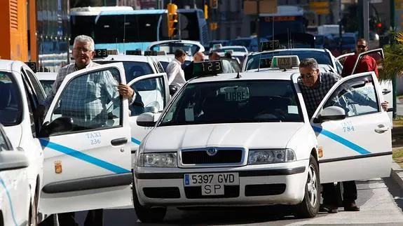 Los taxistas consideran que no hay trabajo para tantos.