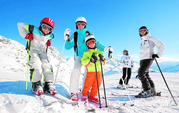 Una familia disfruta de las pistas de Sierra Nevada. :: sur
