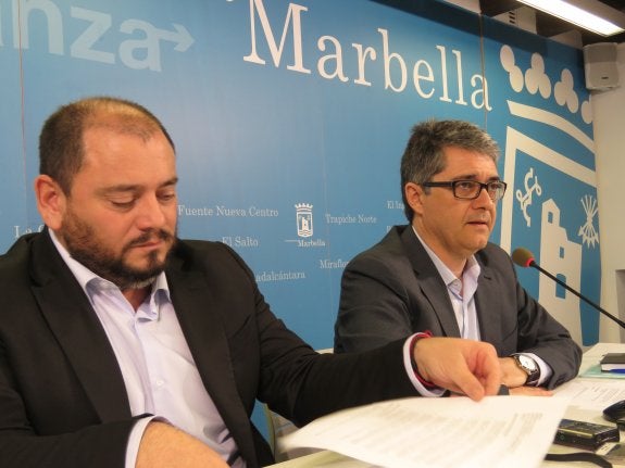 El responsable de Personal, Daniel Pérez y el portavoz Javier Porcuna. :: josele-lanza