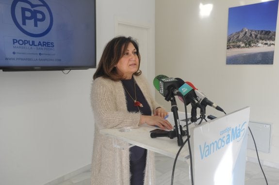 La edil del PP, Carmen Díaz, ayer, en la sede del partido en Marbella. 