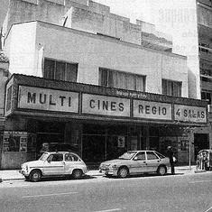 Entrada del cine Regio, en la calle Héroe de Sostoa 136