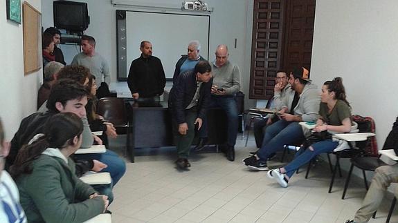 Estudiantes y profesores esperaban ayer las noticias sobre el cierre de la escuela