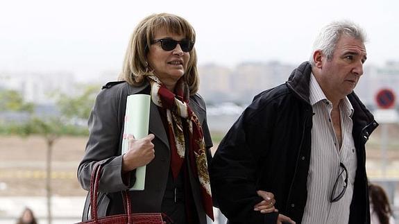 Isabel García Marcos, ex primera teniente de alcalde de Marbella, llega a la Ciudad de la Justicia, acompañada de su esposo