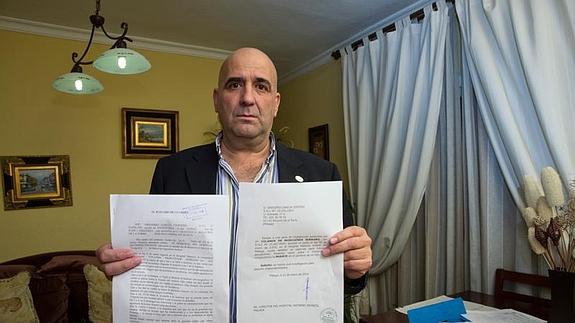 Gregorio García muestra la denuncia que han presentado contra el Materno
