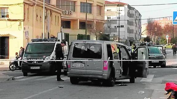 Coche con impactos de bala en el cristal del acompañante