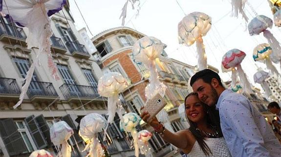 Momento de hacerse un 'selfie' durante la edición de la Noche en Blanco en Málaga en 2015.