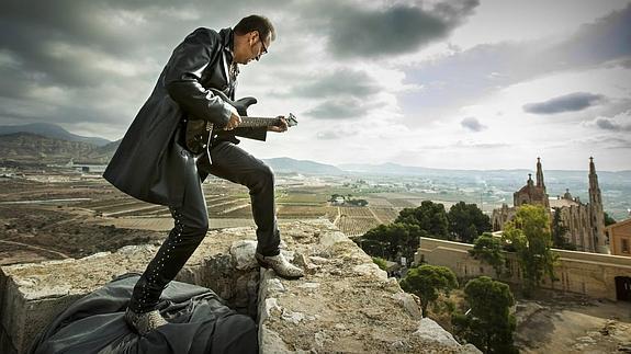 Mariano Lacruz, un camionero de 63 años que siempre ha querido ser guitarrista, subido en la Torre de los Tres Picos de Novelda, durante el rodaje de ‘Sueños de sal’. 