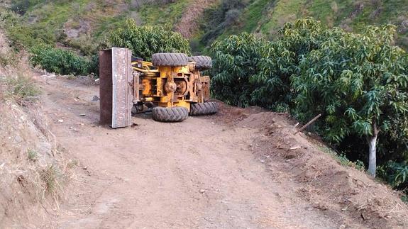 Herido al saltar de una excavadora cuando el vehículo iba a caer al vacío