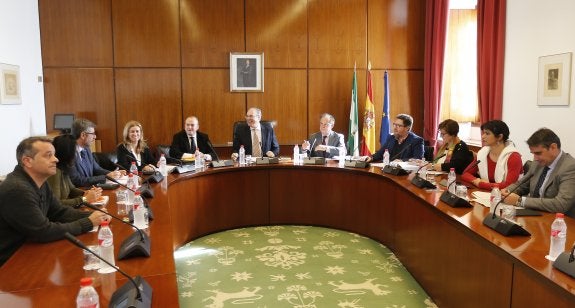 Miembros de la comisión de investigación volvieron a reunirse ayer.